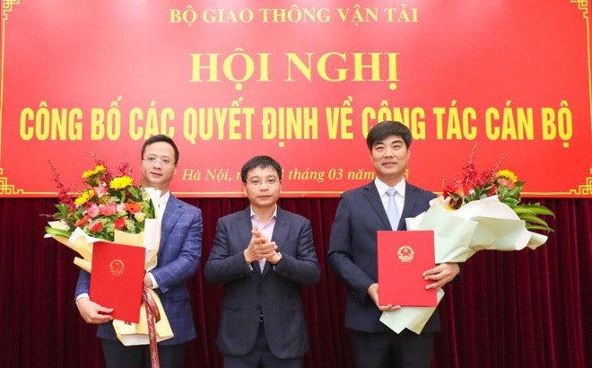 Bộ trưởng Bộ GTVT Nguyễn Văn Thắng trao quyết định và chúc mừng ông Nguyễn Trí Đức, Uông Việt Dũng. Ảnh: Chinhphu.vn