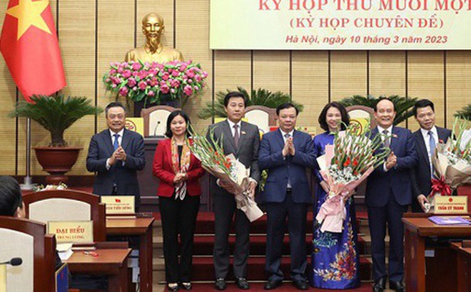 Lãnh đạo TP Hà Nội tặng hoa chúc mừng các cán bộ vừa được bầu giữ các cương vị mới. Ảnh: HĐND TP Hà Nội