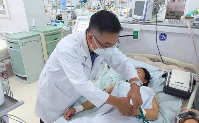 Các chuyên gia hàng đầu về chống độc và hồi sức Bệnh viện Chợ Rẫy có mặt tại Quảng Nam để điều trị cho người bệnh.