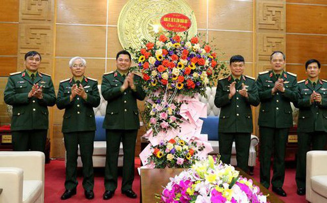 Tặng hoa chúc mừng Thiếu tướng Đỗ Văn Tuấn, Phó tư lệnh Quân khu 1. Ảnh: Chinhphu.vn