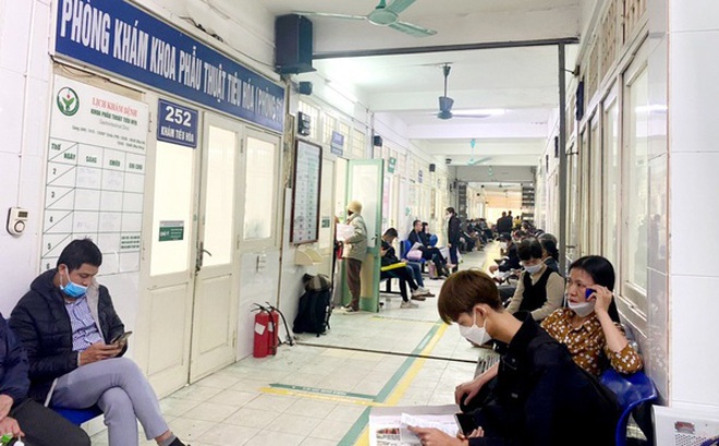 Bệnh nhân và người thân tại Bệnh viện Việt Đức ngày 2/3. Ảnh: Nguyễn Long