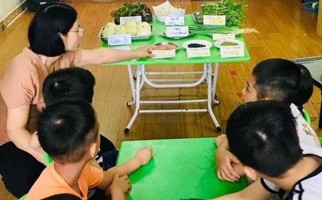 Cô Lê Thị Thùy Dung hướng dẫn học sinh trong một tiết học về rau, củ, quả