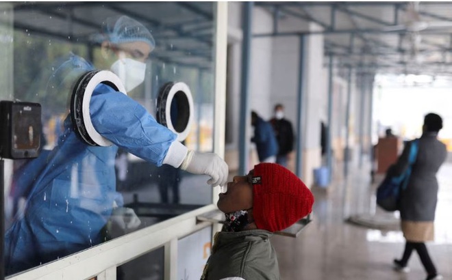 Một nhân viên y tế lấy mẫu xét nghiệm trong bệnh viện ở New Delhi, Ấn Độ, Ảnh: Reuters