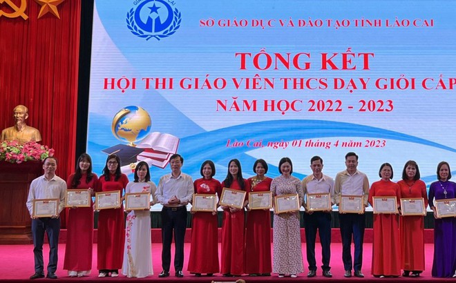Lãnh đạo Sở GD&ĐT Lào Cai trao giải cho các giáo viên tại Hội thi.