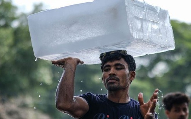 Người đàn ông đội tảng nước đá lớn trên đầu giữa trời nắng như thiêu đốt ở thủ đô Dhaka của Bangladesh. Nguồn ảnh: Dhaka Tribune