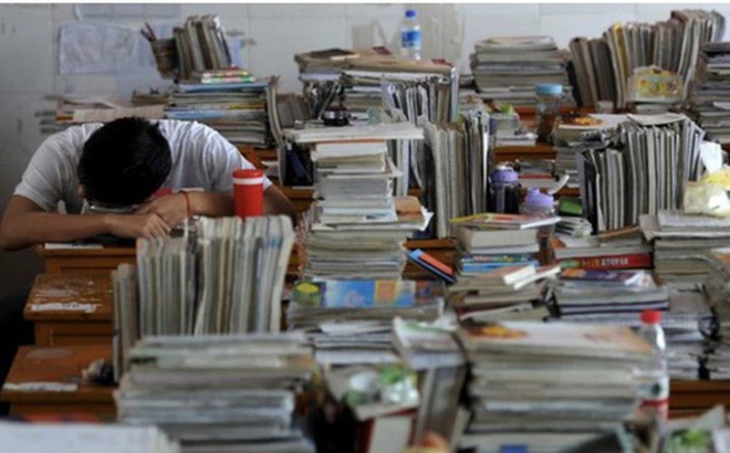 Hình ảnh học sinh bên chồng núi sách vở không phải xa lạ với những người đặt mục tiêu thi vào Thanh Hoa, Bắc Đại