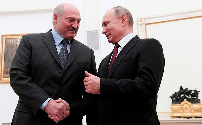 Tổng thống Nga Vladimir Putin (phải) và Tổng thống Belarus Aleksandr Lukashenko