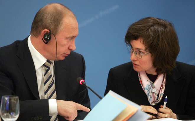 Tổng thống Nga Vladimir Putin và Giám đốc ngân hàng trung ương Elvira Nabiullina