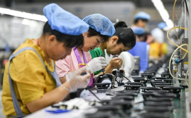 Công nhân làm việc trên một dây chuyền lắp ráp sản xuất loa tại một nhà máy ở Fuyang, tỉnh An Huy phía đông Trung Quốc. Ảnh: AFP