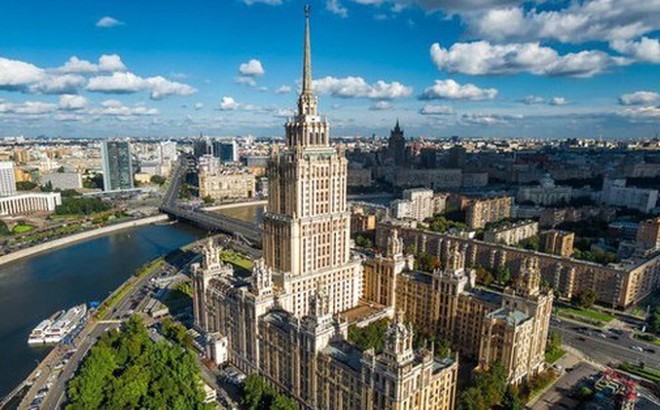 Tòa nhà chọc trời với tên gọi "Khách sạn Ukraina" ở thủ đô Moscow, Nga. Tòa nhà được xây dựng từ năm 1953 đến 1957, bao gồm một khách sạn và hai khu căn hộ. Ảnh: Legion Media