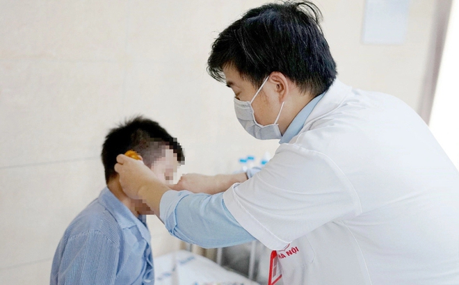 Bác sĩ thăm khám cho trẻ bị chó cắn. Ảnh: Bệnh viện Tai Mũi Họng Trung ương.
