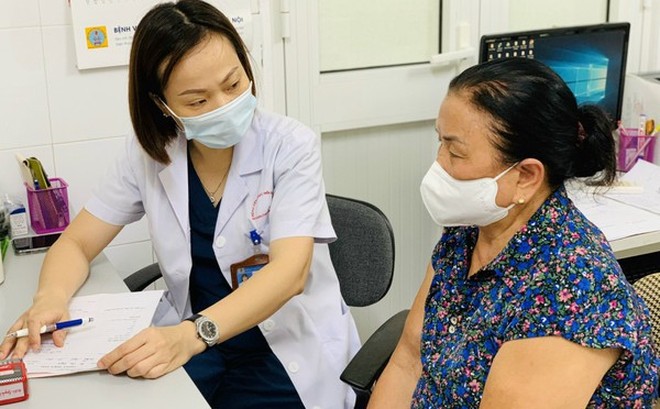 Bác sĩ Chuyên khoa II Nguyễn Thị Việt Hà thăm khám cho bệnh nhân