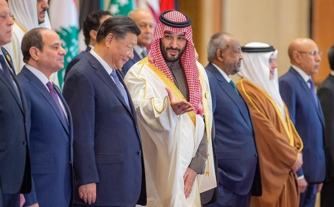 Thái tử Ả Rập Saudi Mohammed bin Salman (phải) và Chủ tịch Trung Quốc Tập Cận Bình
