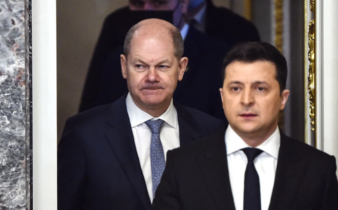 Thủ tướng Đức Olaf Scholz (trái) và Tổng thống Ukraine Volodymyr Zelenskyy