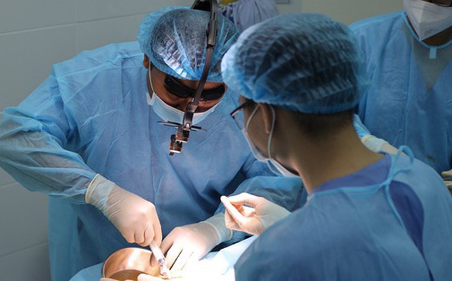 Các bác sĩ phẫu thuật điều trị cho người bệnh bị biến chứng sau khi tiêm filler ngực.