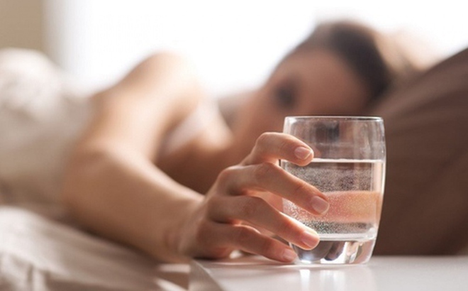 Uống nước vào buổi sáng có nhiều lợi ích cho sức khoẻ (Ảnh: ST)