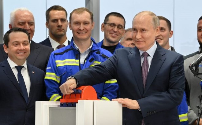 Tổng thống Nga Vladimir Putin tham dự buổi lễ bàn giao dây chuyền sản xuất khí tự nhiên hóa lỏng (LNG) đầu tiên trong khuôn khổ dự án LNG 2 Bắc Cực do Novatek điều hành. Ảnh: Sputnik