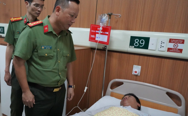 Đại tá Phạm Thanh Hùng, Phó Giám đốc Công an TP Hà Nội, cùng đại diện chỉ huy phòng chức năng công an thành phố tới thăm hỏi, động viên Đại úy Hà Việt Anh.