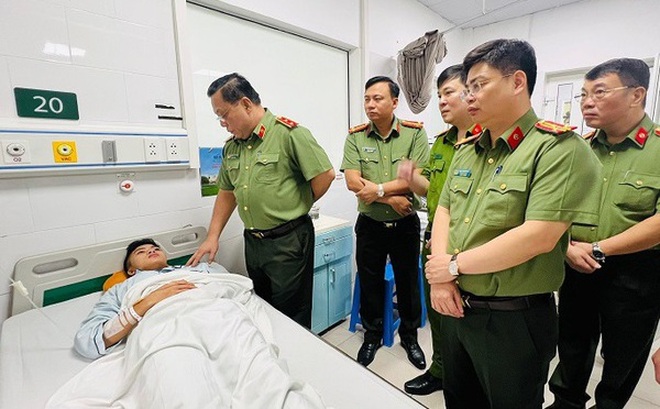 Trung tướng Nguyễn Hải Trung - Giám đốc Công an TP Hà Nội - thăm hỏi các chiến sĩ bị thương. Ảnh: Công an Hà Nội