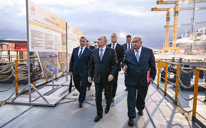 Tổng thống Vladimir Putin và Giám đốc điều hành Rosneft Igor Sechin. Ảnh: Zuma Press