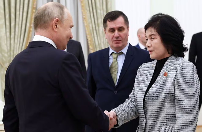 Tổng thống Nga Vladimir Putin và Ngoại trưởng Triều Tiên Choe Son-hui tại Điện Kremlin, Moscow ngày 17/1. Ảnh: RT