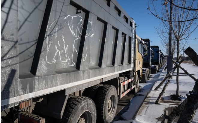 Xe tải Made in China xếp hàng ở Heihe để vận chuyển sang Nga. Ảnh: NYT