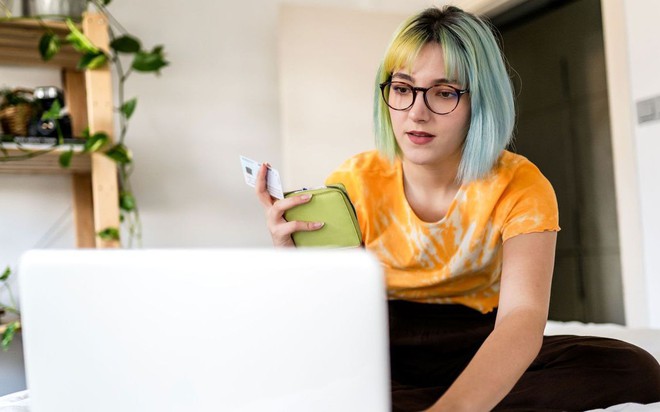 Gen Z thừa nhận “thua” thế hệ cha mẹ ở cùng độ tuổi: Chạy đua đi làm thêm giờ vẫn thiếu tiền