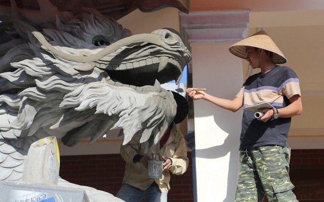 Thợ điêu khắc Đinh Văn Tâm hoàn thiện đôi rồng chùa Vân An, TP Đông Hà.