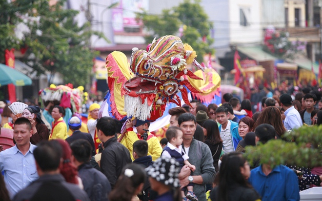 Người dân và du khách thập phương đổ về đình làng Triều Khúc (xã Tân Triều, Thanh Trì, Hà Nội) xem Lễ hội Triều Khúc. Ảnh minh họa