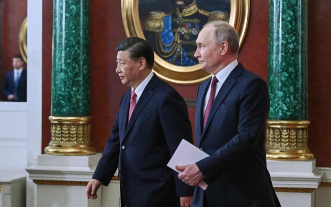 Tổng thống Nga Vladimir Putin (phải) và Chủ tịch Trung Quốc Tập Cận Bình sau cuộc hội đàm tại Điện Kremlin ngày 21/3/2023 (Ảnh: Grigory Sysoyev/SPUTNIK/AFP via Getty Images)