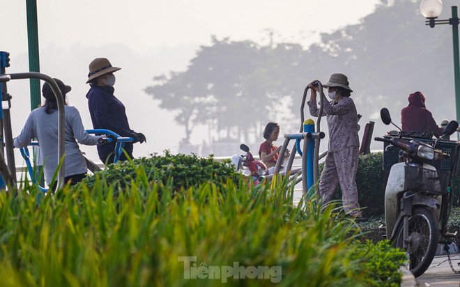 Bầu trời mịt mù, tại Tây Hồ ghi nhận mức ô nhiễm không khí cao - Ảnh 4.