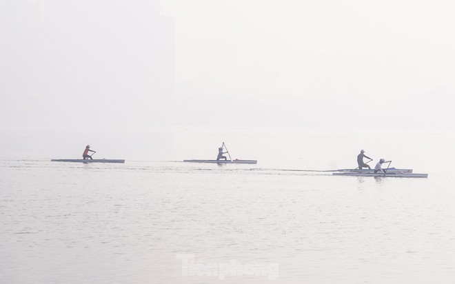 Bầu trời mịt mù, tại Tây Hồ ghi nhận mức ô nhiễm không khí cao - Ảnh 6.