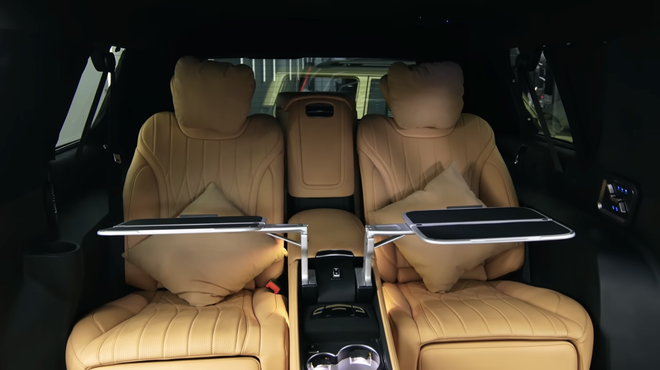 Tay chơi Thủ đô mang Cadillac Escalade 10 năm tuổi vào tận TP. HCM để tân trang: Nội thất thay bằng ghế Maybach, có thêm dàn karaoke ‘đỉnh nóc, kịch trần’ - Ảnh 4.