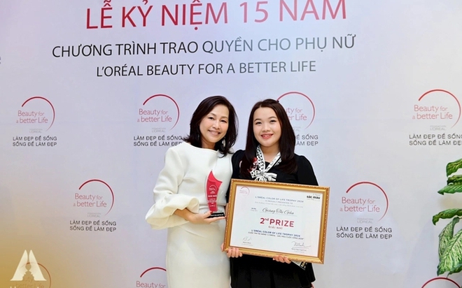 Bà Nguyễn Ngọc Tuyết Trinh, Nhà sáng lập chương trình L'Oreal Vì cuộc sống tốt đẹp hơn tại Việt Nam và thí sinh Giàng Thị Gầu.