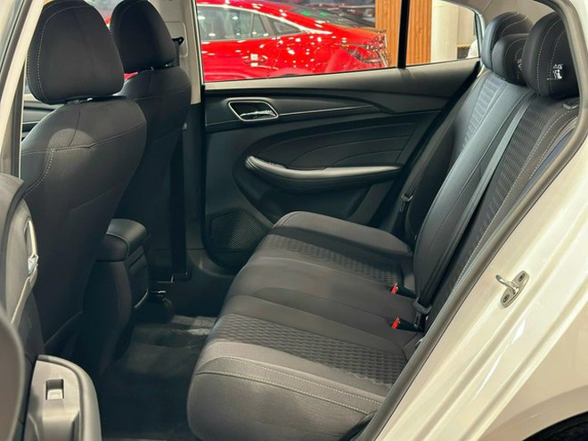 Mẫu sedan hạng C có giá 'chạm đáy' dịp cuối năm - Ảnh 3.