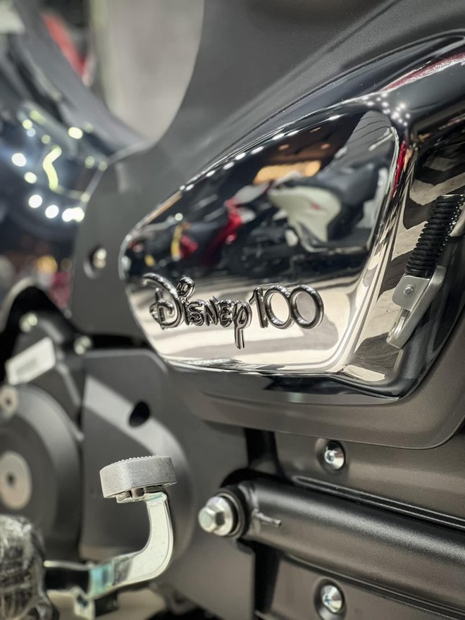 Honda Super Cub phiên bản Disney giá hơn 200 triệu đồng tại Việt Nam - Ảnh 6.