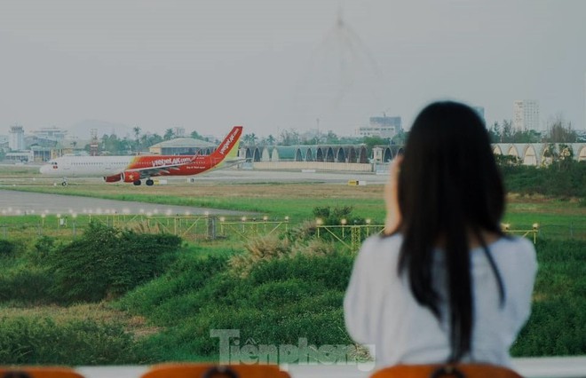 Hình ảnh trong sân bay Đà Nẵng nhìn từ quán cà phê 'triệu view' - Ảnh 11.