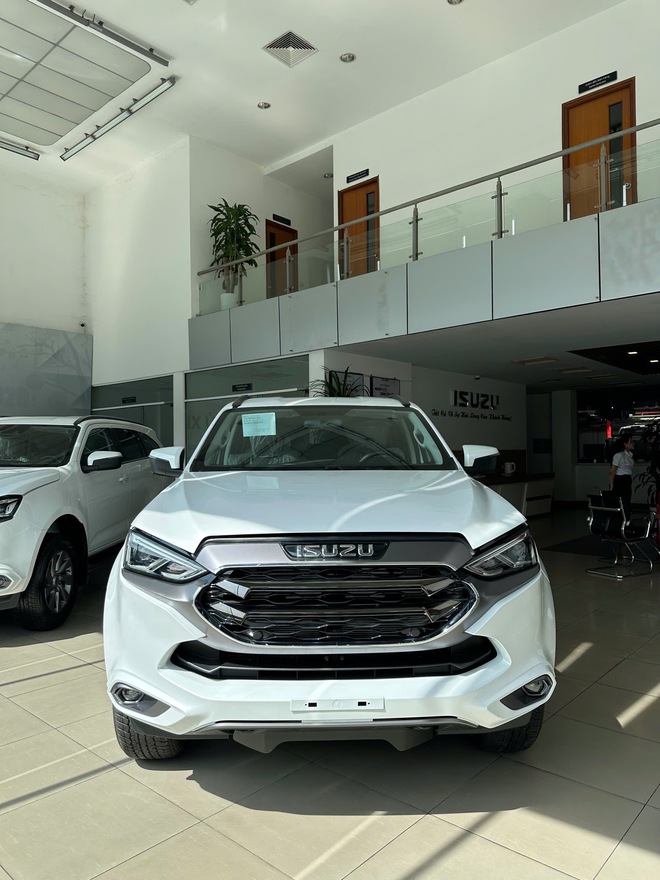 Isuzu mu-X "dọn kho", giảm khủng tới 225 triệu đồng, rẻ ngang CX-5, Territory - Ảnh 3.