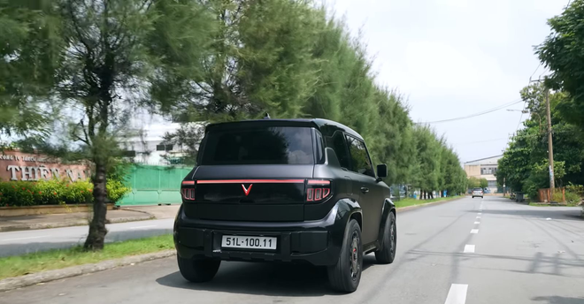 "Pháp sư" Mr. Xuân Hoàn thay áo mới cho VinFast VF 3: mini Defender phiên bản "hoàng tử bóng đêm", cặp đèn pha đổi màu theo ý thích - Ảnh 5.