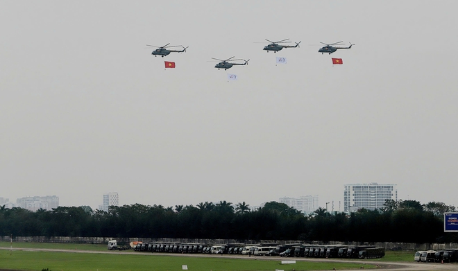 “Hổ mang chúa” Su-30MK2 nhào lộn nhả bẫy nhiệt cùng trực thăng treo quốc kỳ xuất hiện trên bầu trời Hà Nội - Ảnh 1.