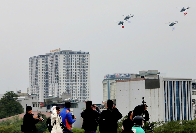 “Hổ mang chúa” Su-30MK2 nhào lộn nhả bẫy nhiệt cùng trực thăng treo quốc kỳ xuất hiện trên bầu trời Hà Nội - Ảnh 11.