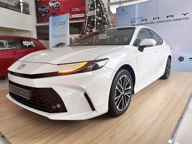 Ảnh thực tế Toyota Camry 2024 bản ‘base’ giá 1,22 tỷ đồng tại đại lý: Nhìn qua gần giống hệt bản cao cấp, khác chút công nghệ - Ảnh 3.