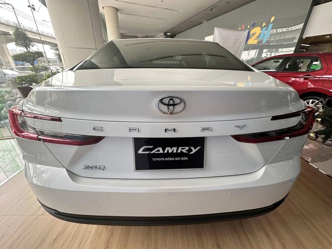 Ảnh thực tế Toyota Camry 2024 bản ‘base’ giá 1,22 tỷ đồng tại đại lý: Nhìn qua gần giống hệt bản cao cấp, khác chút công nghệ - Ảnh 5.