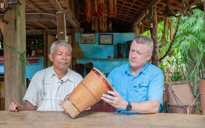 GS David Harrison và Trưởng bản A Ben đã có hơn 2 năm làm việc cùng nhau trong dự án đặc biệt "Bảo tồn ngôn ngữ và văn hóa dân tộc Bahnar". 