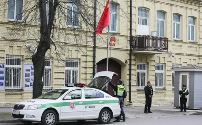 Quang cảnh bên ngoài Đại sứ quán Trung Quốc tại thủ đô Vilnius của Litva (Ảnh: EPA-EFE/TTXVN)