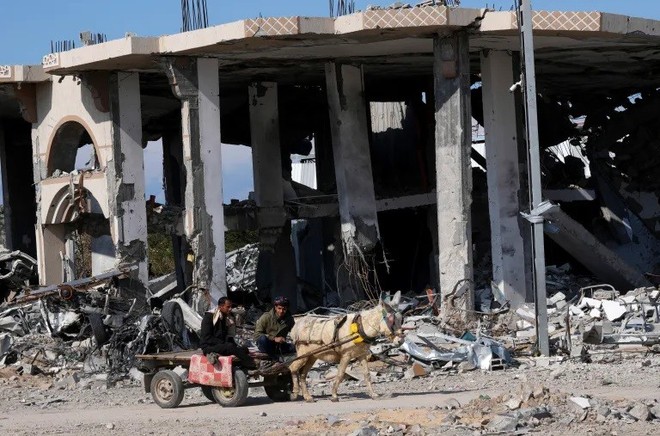 Khung cảnh sau cuộc ném bom của Israel vào phố Salah al-Din ở trại tị nạn Maghazi, trung tâm Dải Gaza [Ảnh: Adel Hana/AP]
