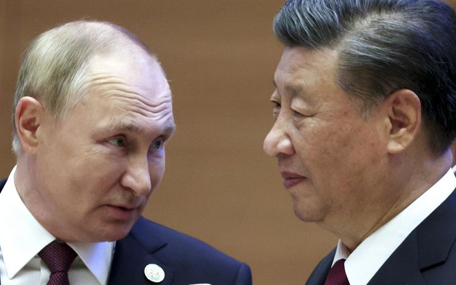 Tổng thống Nga Vladimir Putin (trái) và Chủ tịch Trung Quốc Tập Cận Bình