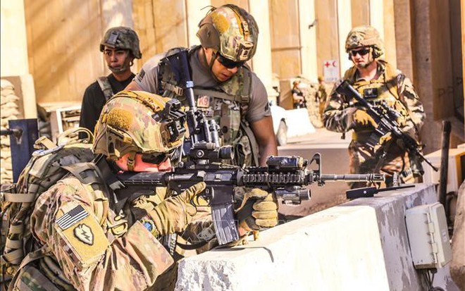 Binh sĩ Mỹ giữ các vị trí xung quanh đại sứ quán ở Baghdad ngày 31/12/2019. Ảnh: AFP