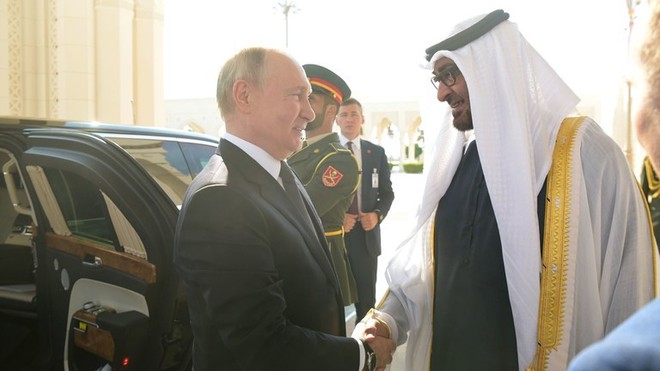 Tổng thống Nga Vladimir Putin được Tổng thống UAE Sheikh Mohamed bin Zayed Al Nahyan chào đón trước cuộc gặp tại Cung điện Qasr Al Watan ở Abu Dhabi