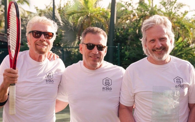 Ba thành viên của câu lạc bộ R360 gồm các tỉ phú Richard Branson, Michael Cole và Christopher Ryan (từ trái sang). Ảnh: R360